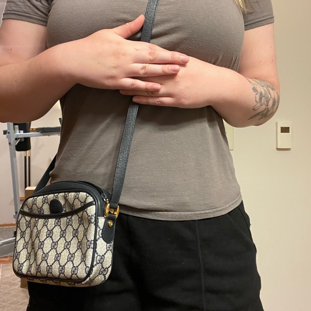 Vintage Gucci Crossbody Camera Bag - Picture 9 of 17